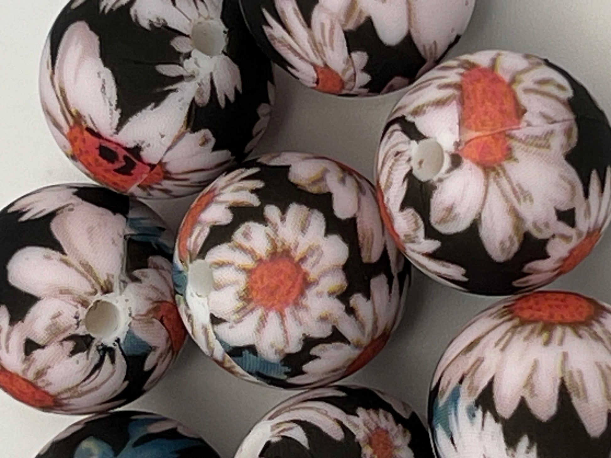 10 15mm Silicone Beads in Daisy