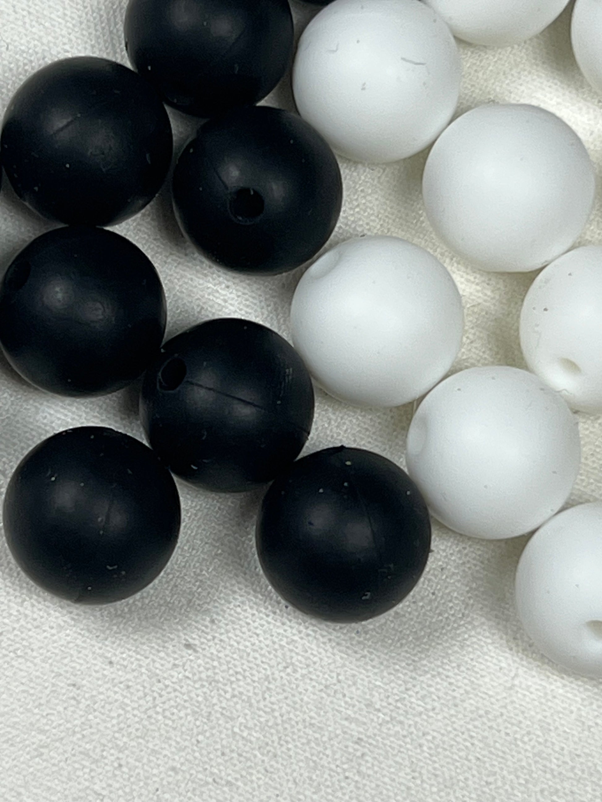 20 12mm Silicone Beads Black & White
