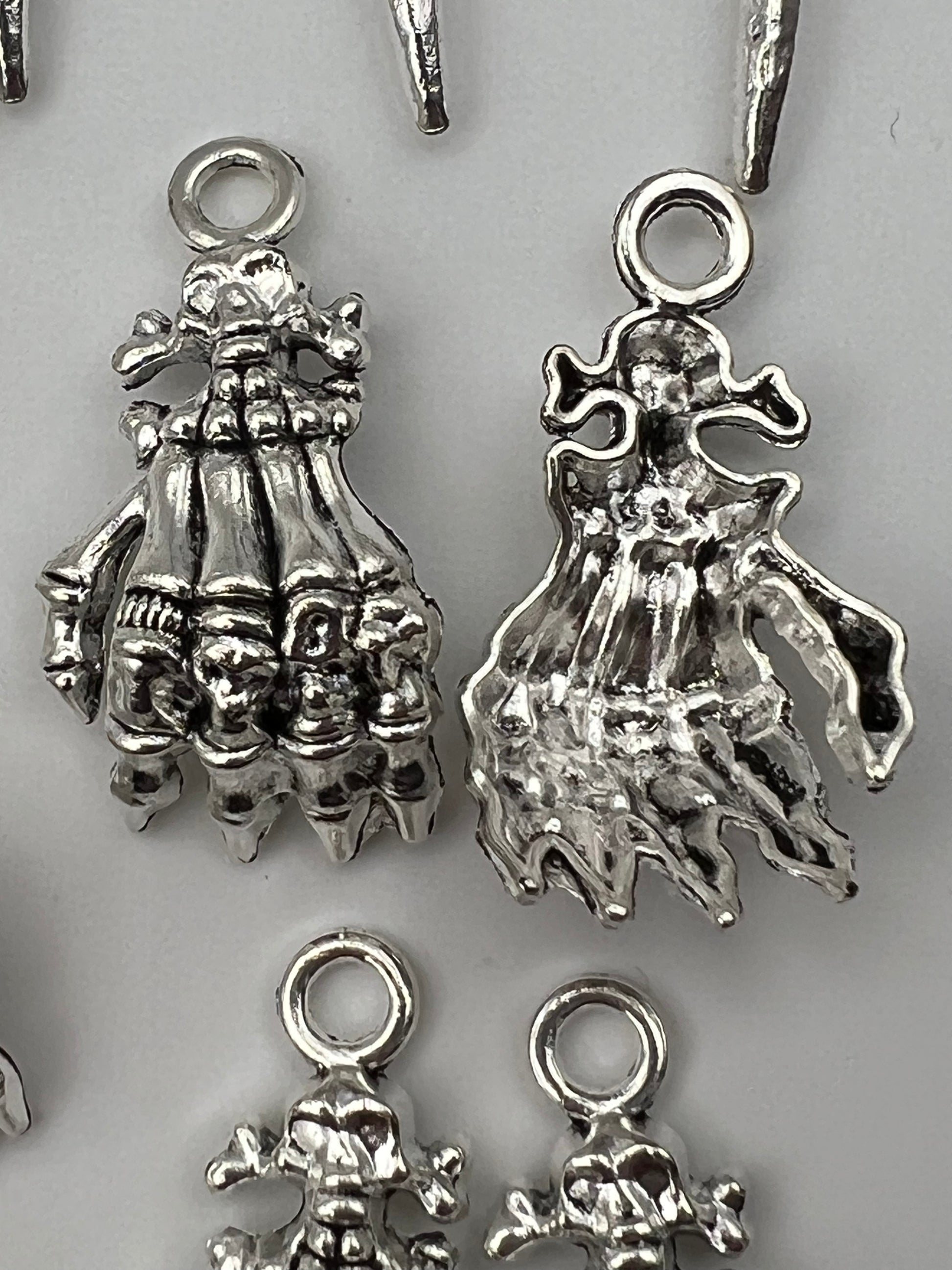 30 Tibetan Style Halloween Skulls & Skeleton Pendants/Charms