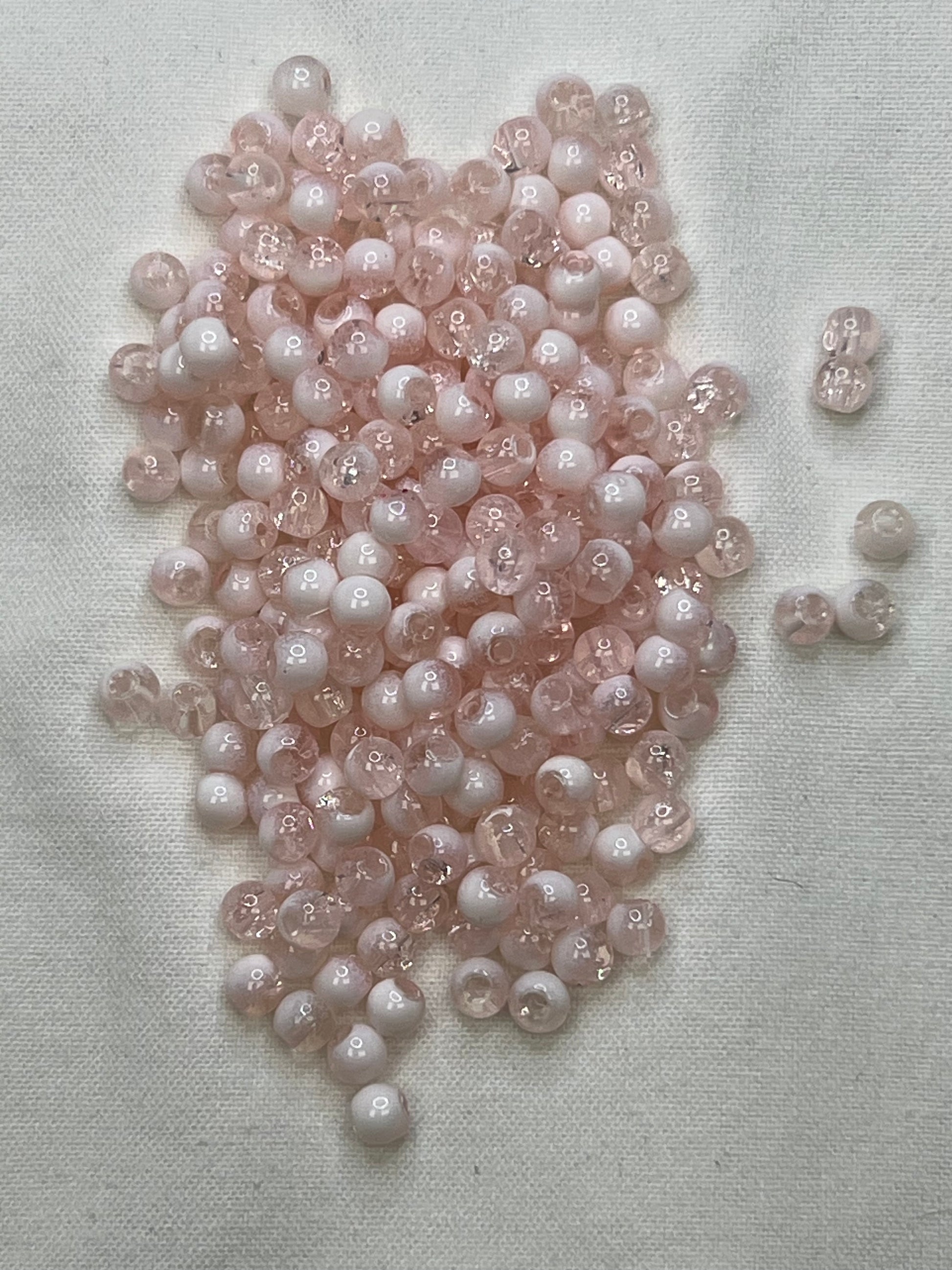 50 4.5mm Two-Tone Crackle Glass Beads Misty Rose & White