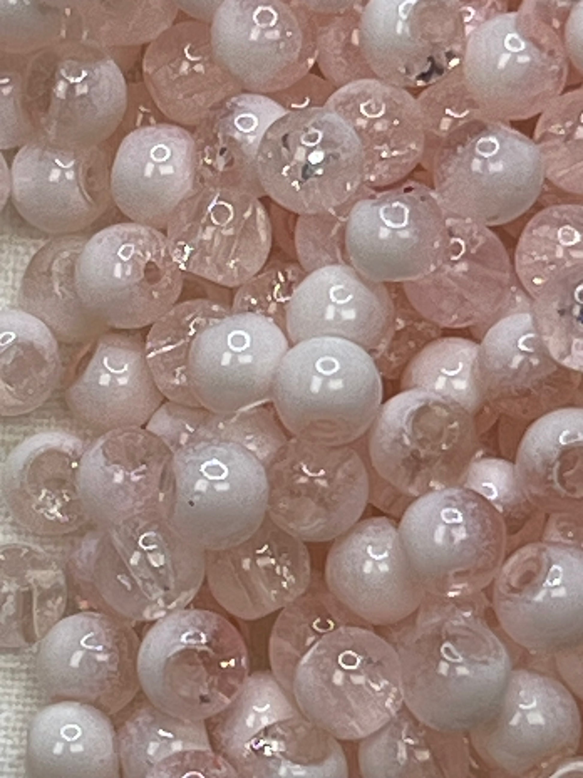 50 4.5mm Two-Tone Crackle Glass Beads Misty Rose & White