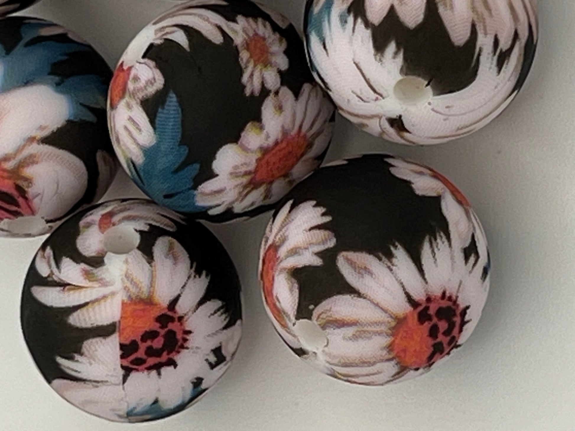 10 15mm Silicone Beads in Daisy